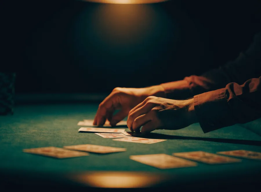 Table de blackjack en direct, cartes distribuées