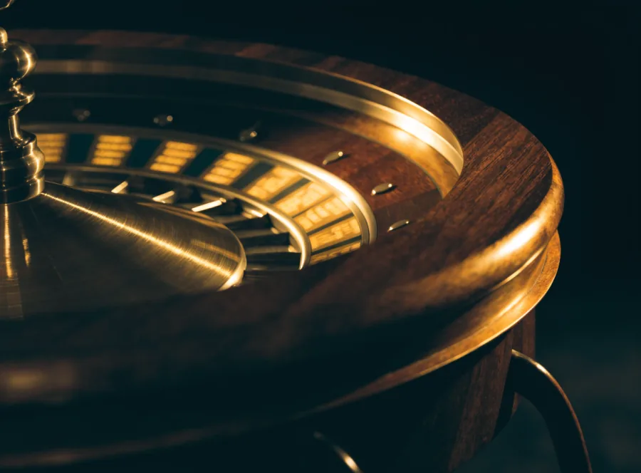 Roue de roulette en mouvement sur un tapis vert